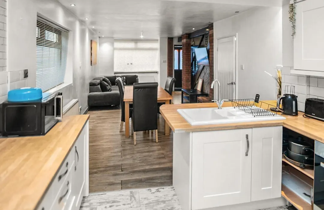 Central Manchester Family-Friendly Home With Free Parking And Workspace-1