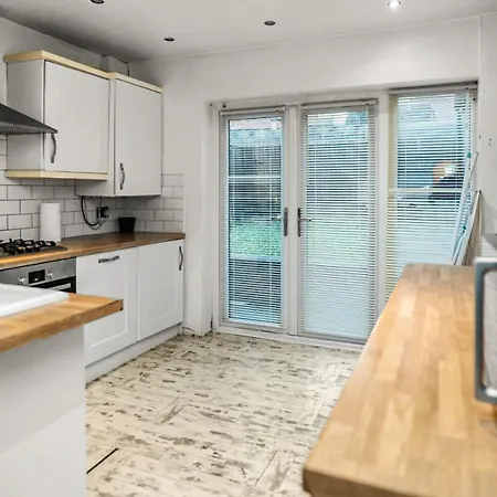 Central Manchester Family-Friendly Home With Free Parking And Workspace-2