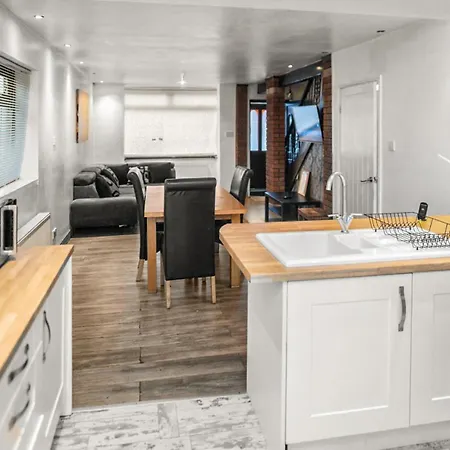 Central Manchester Family-Friendly Home With Free Parking And Workspace-3