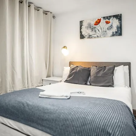 Central Manchester Family-Friendly Home With Free Parking And Workspace-2