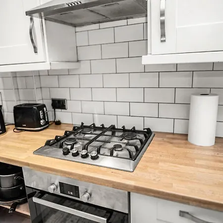 Central Manchester Family-Friendly Home With Free Parking And Workspace-3